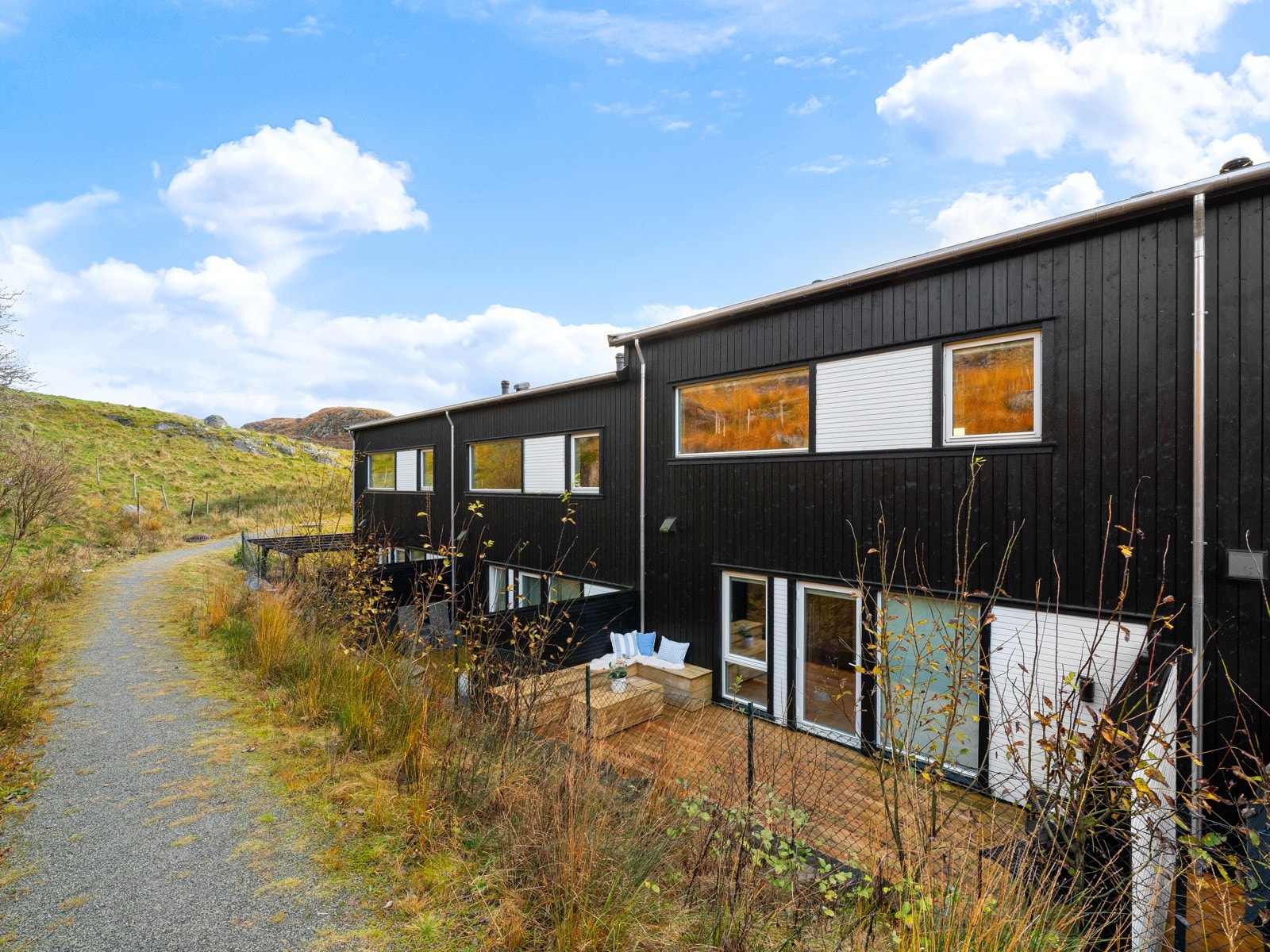 Fri og fin beliggenhet mot gangsti og naturen mot nord. Her er det også fin terrasse med adkomst fra soverommet Galleribilde