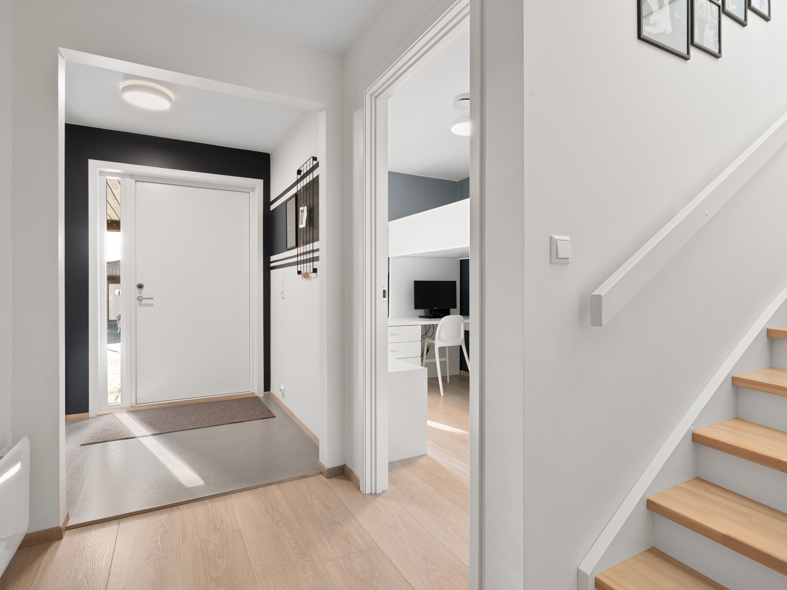 1. etasje inneholder 3 soverom, bad, gjestetoalett og eget vaskerom Galleribilde