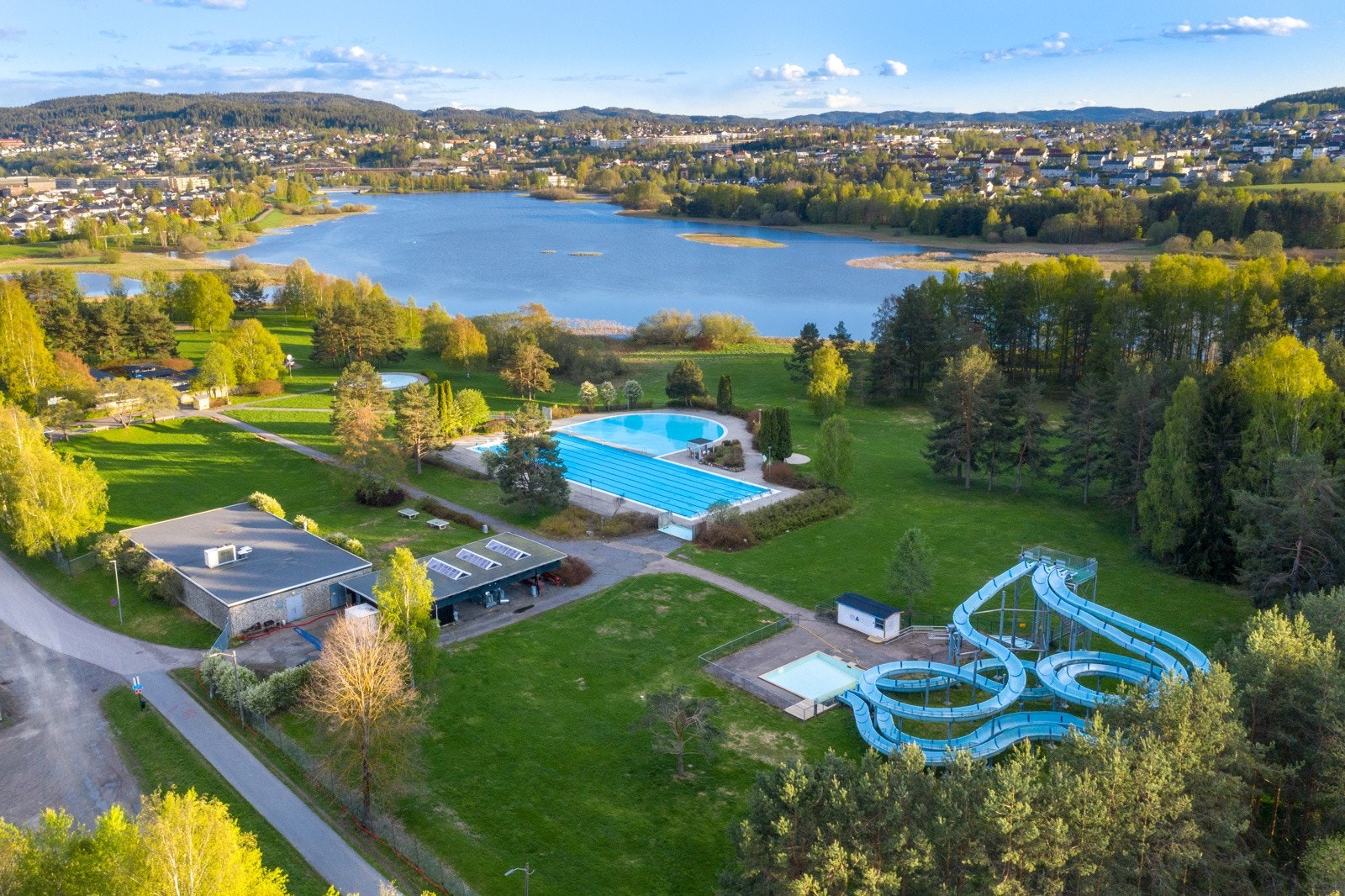 Nebbursvollen Friluftsbad har flere bassenger, tre vannsklier og store uteomeråder tilrettelagt for picnic, ballspill og lek. Galleribilde