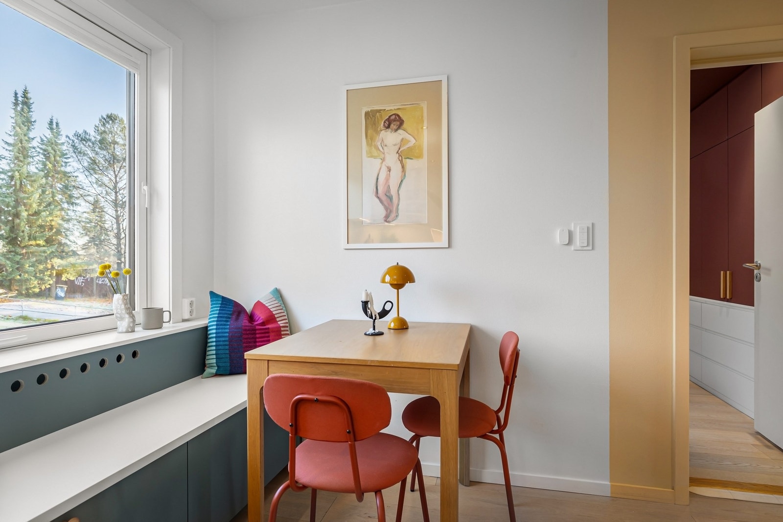 I og med at boligen er gjennomgående, får du svært gode lysforhold på kjøkkenet med eget vindu. Galleribilde