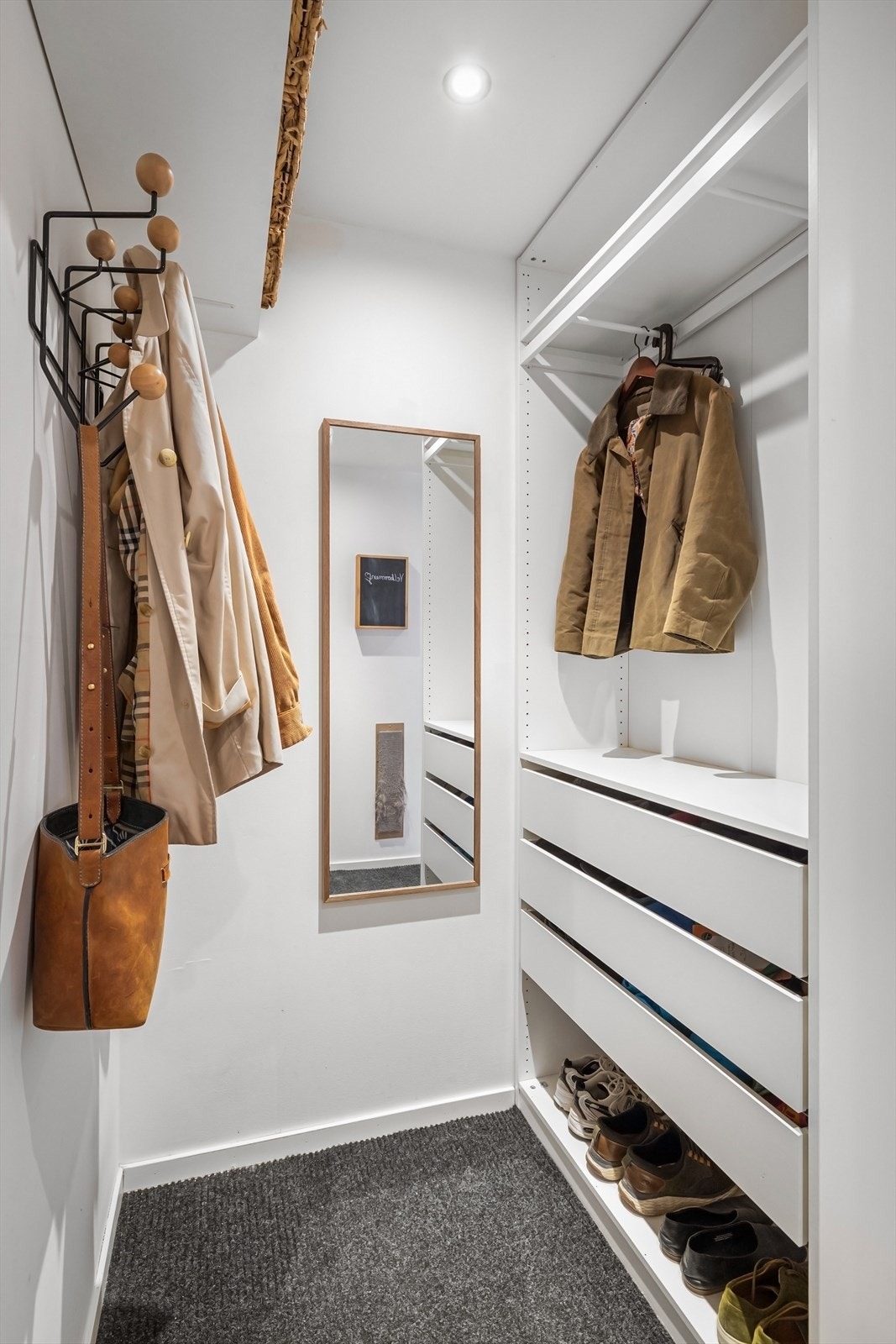 Her er det god plass til sko og jakkeavheng Galleribilde