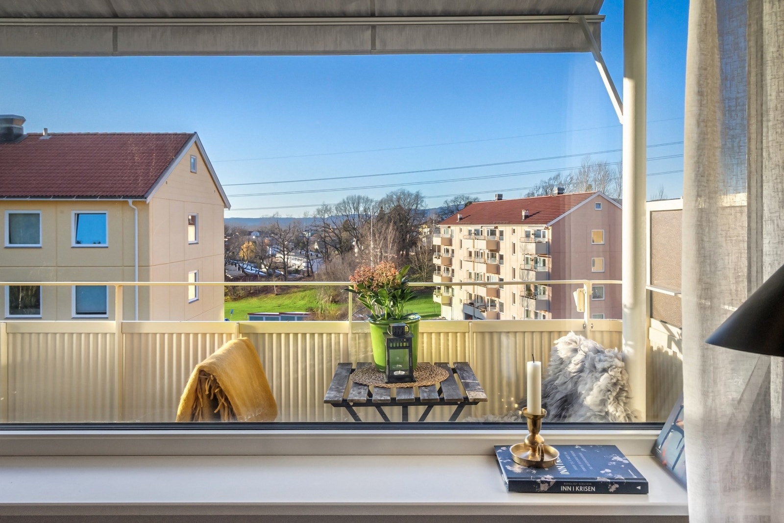 Fra stuen er det flott utsikt. Alle vinduer ble byttet i 2025 Galleribilde