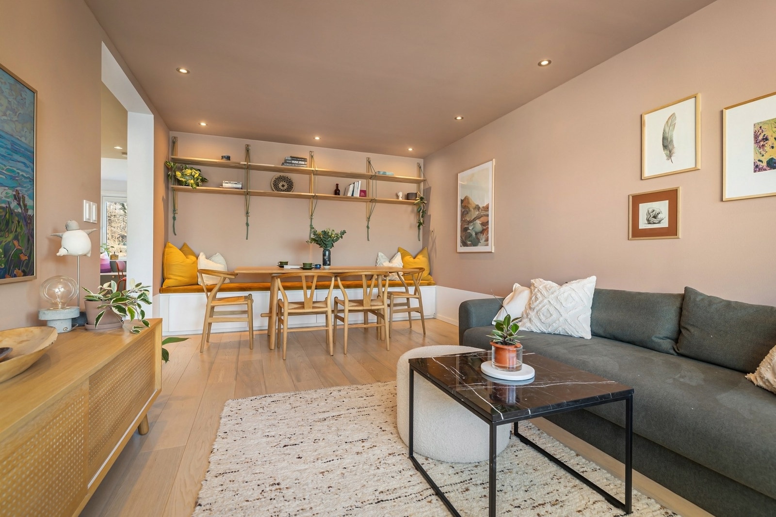 God plass til sofagruppe og romslig spisestue med plass til å dekke langbord Galleribilde