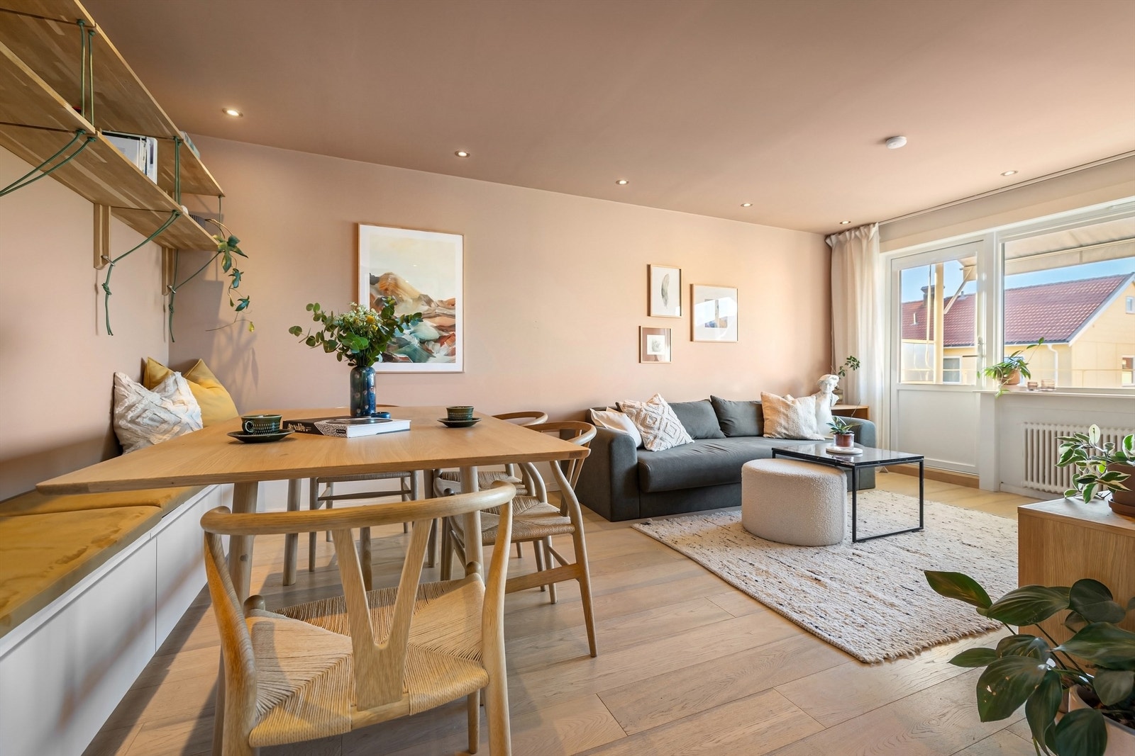Høy standard med 1-stavs parkett, helsparkelde vegger og downlights i tak. Galleribilde