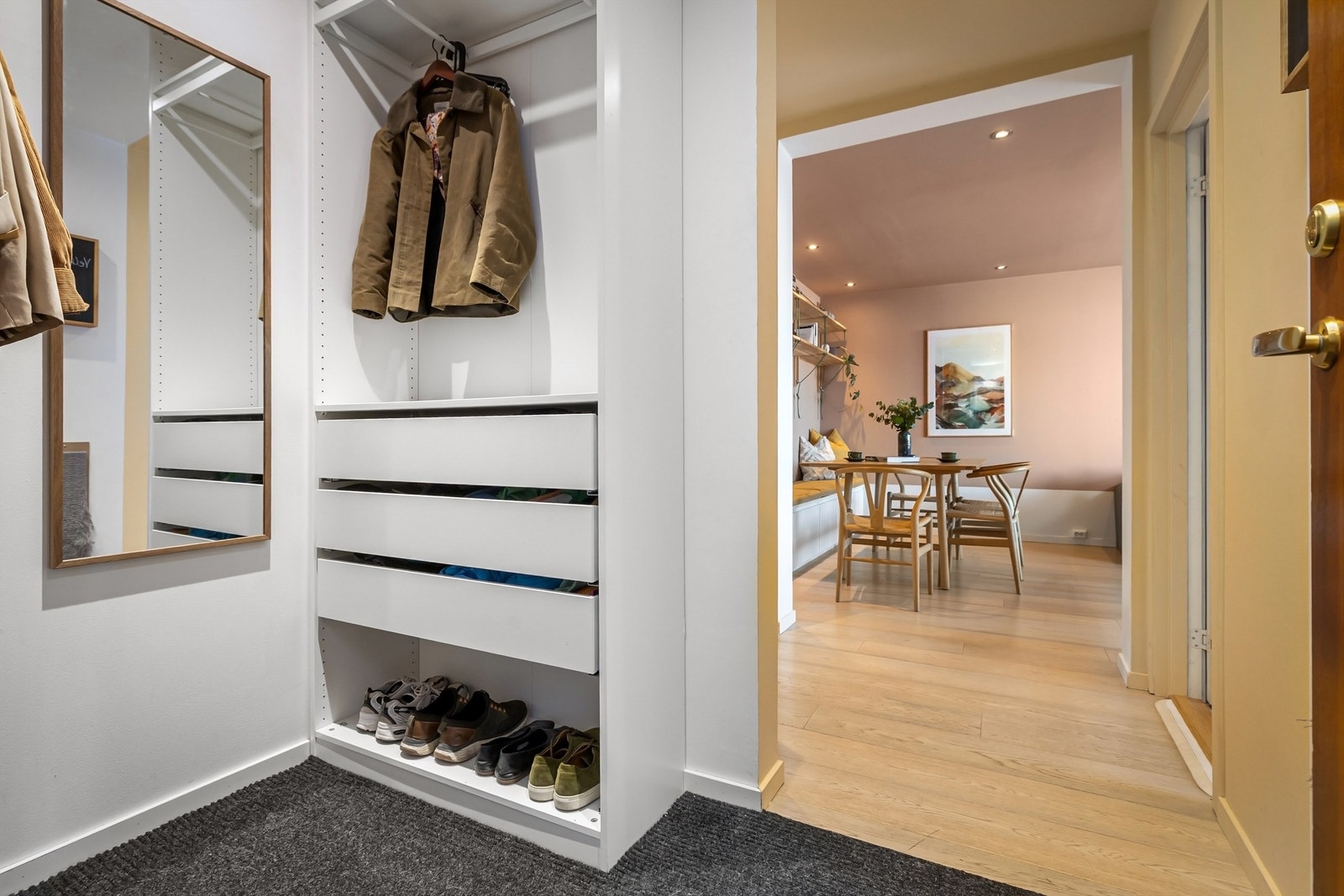 I gangen er det lysmalte veggflater og gulvet er teppelagt Galleribilde