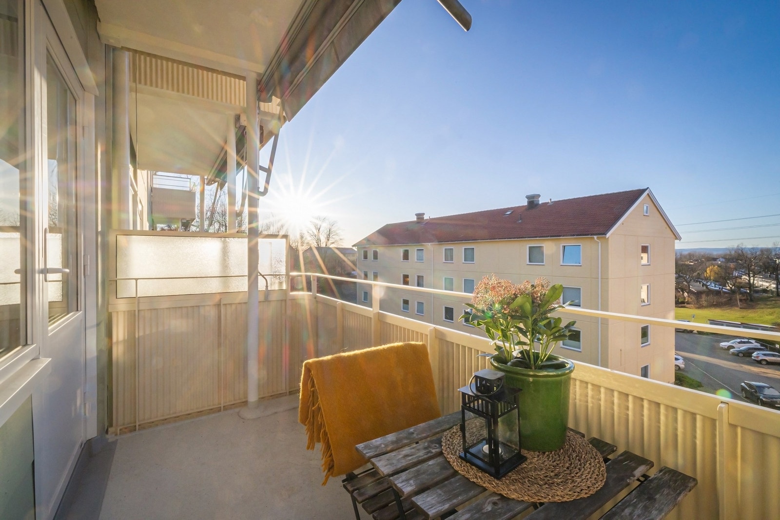 Balkongen ble pusset opp av brl i 2025 og markise skjermer godt for solen på solfylte dager. Galleribilde