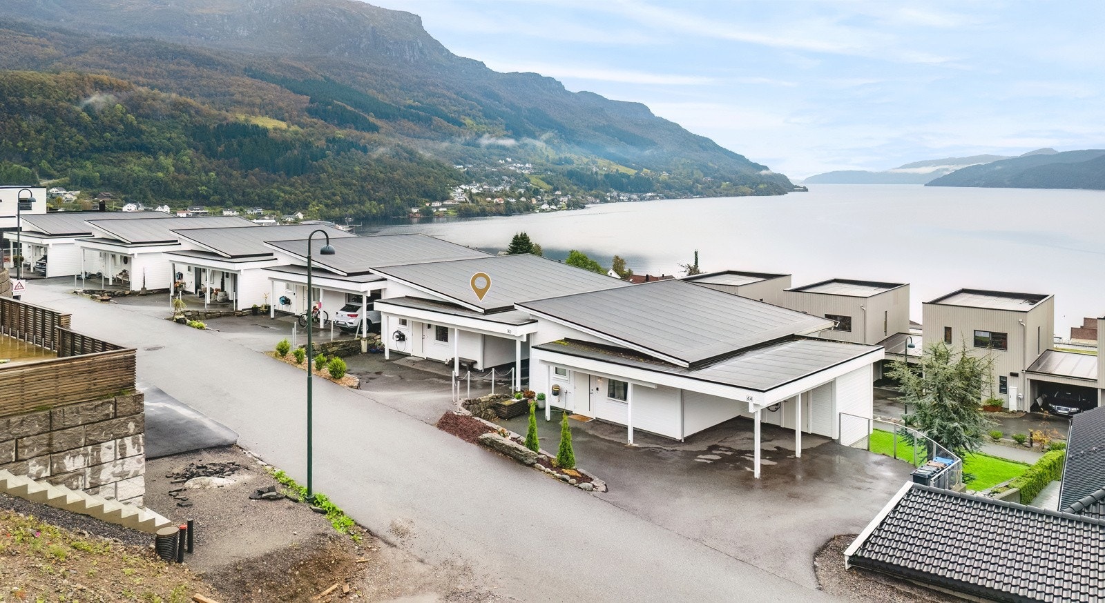 Her får du både gode solforhold og et fredfullt bomiljø. Kort avstand til skole, barnehage, dagligvarebutikk, cafè og samfunnshus. Galleribilde