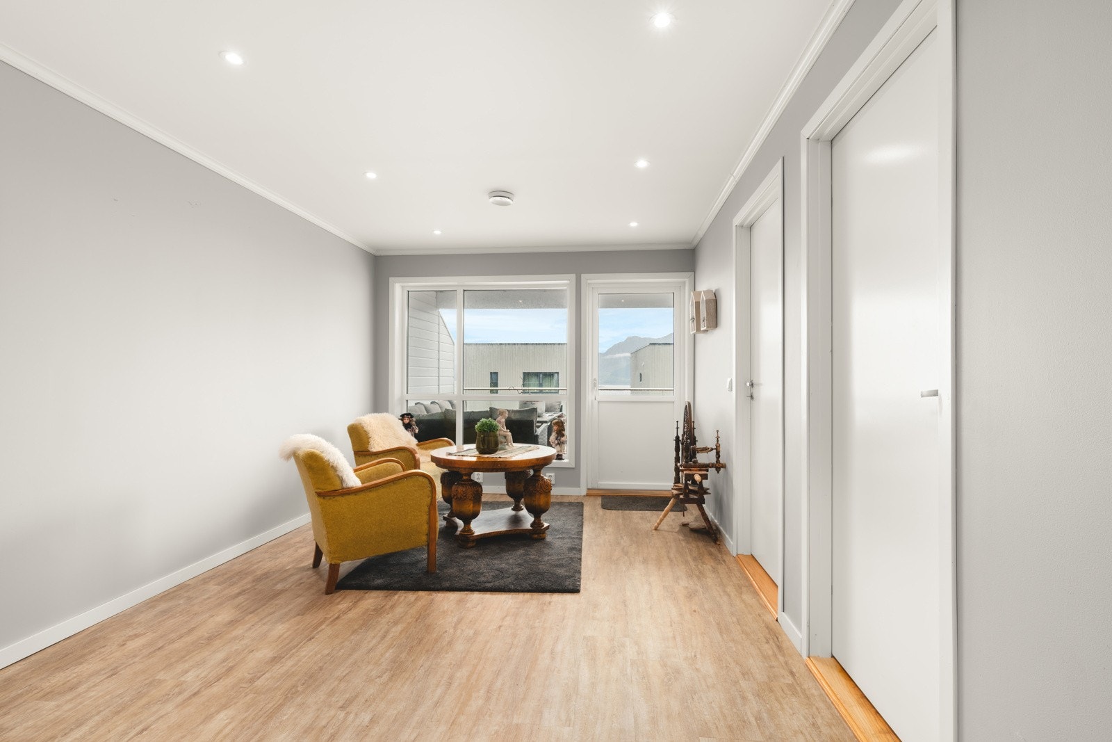 Lys og trivelig kjellerstue med store vindusflater og utgang til terrasse. Spotter i taket gir en moderne og behagelig belysning. Et hyggelig oppholdsrom med direkte tilgang til uteområdet. Galleribilde