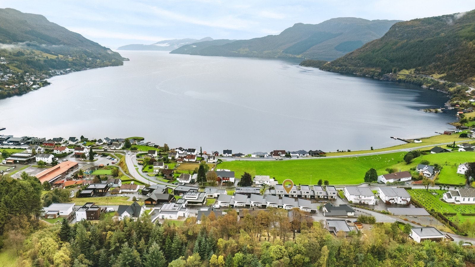 Boligen har en attraktiv beliggenhet på Balahaugen i Sandeid. Boligen ligger høyt i terrenget med flott utsikt mot fjorden, sjøen og de majestetiske fjelltoppene. Galleribilde