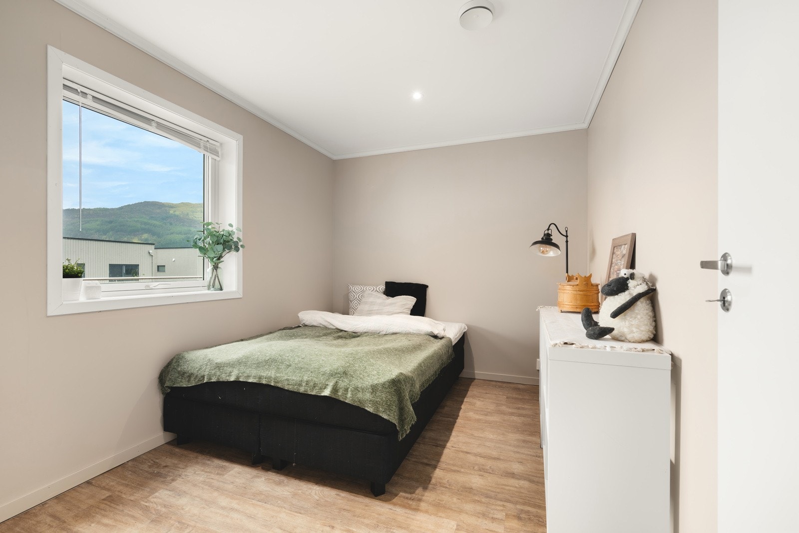 Lyst og innbydende soverom. Galleribilde