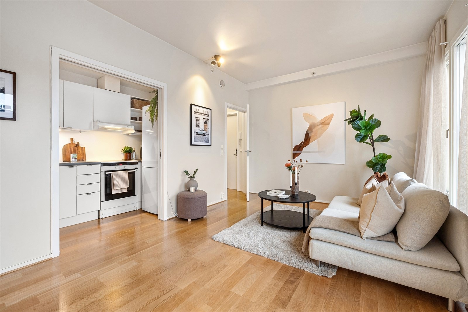 Leiligheten har et skjermet og arealeffektivt kjøkken skilt med skyvedører. Galleribilde