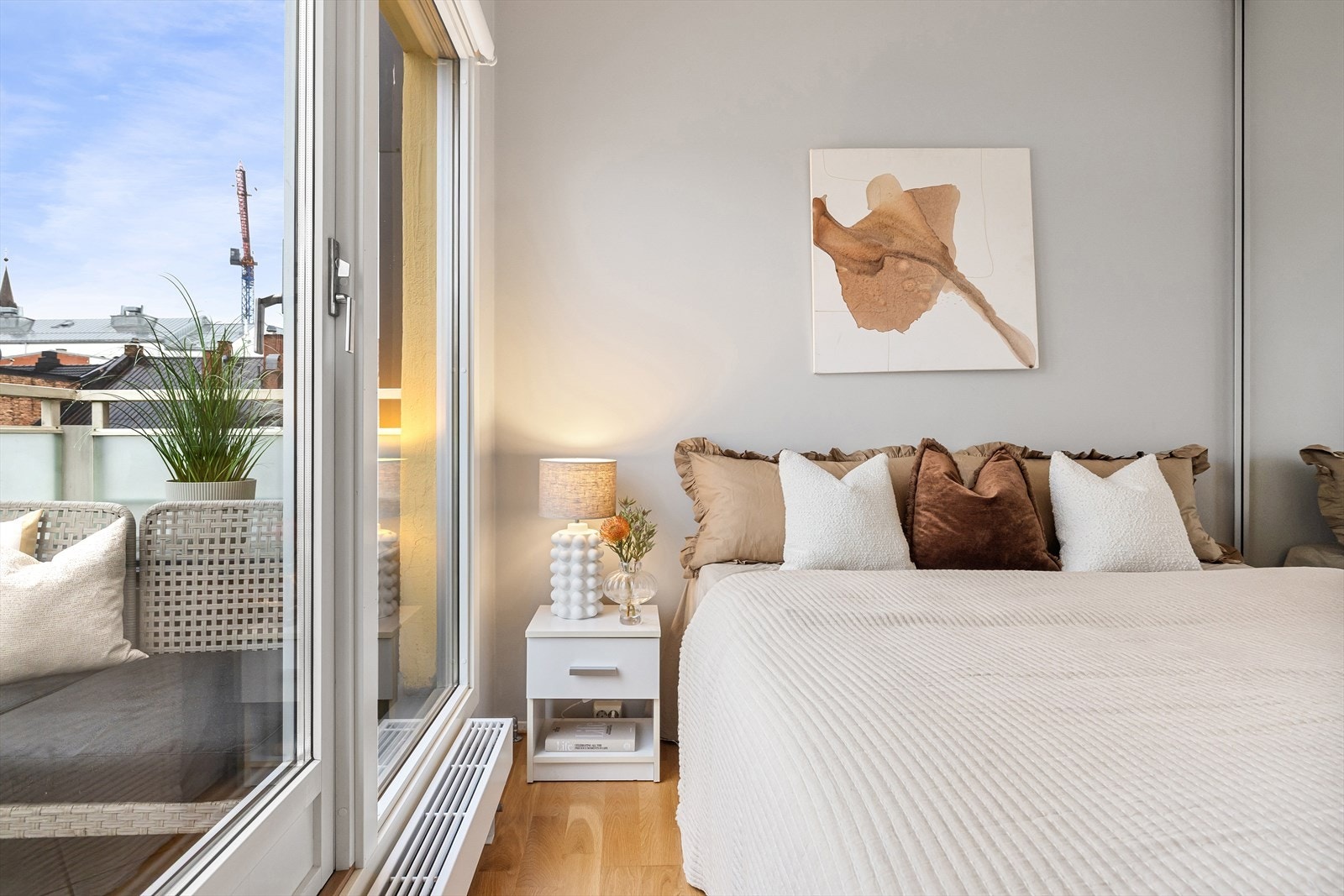 Det er god plass til dobbeltseng med tilhørende nattbord. Galleribilde