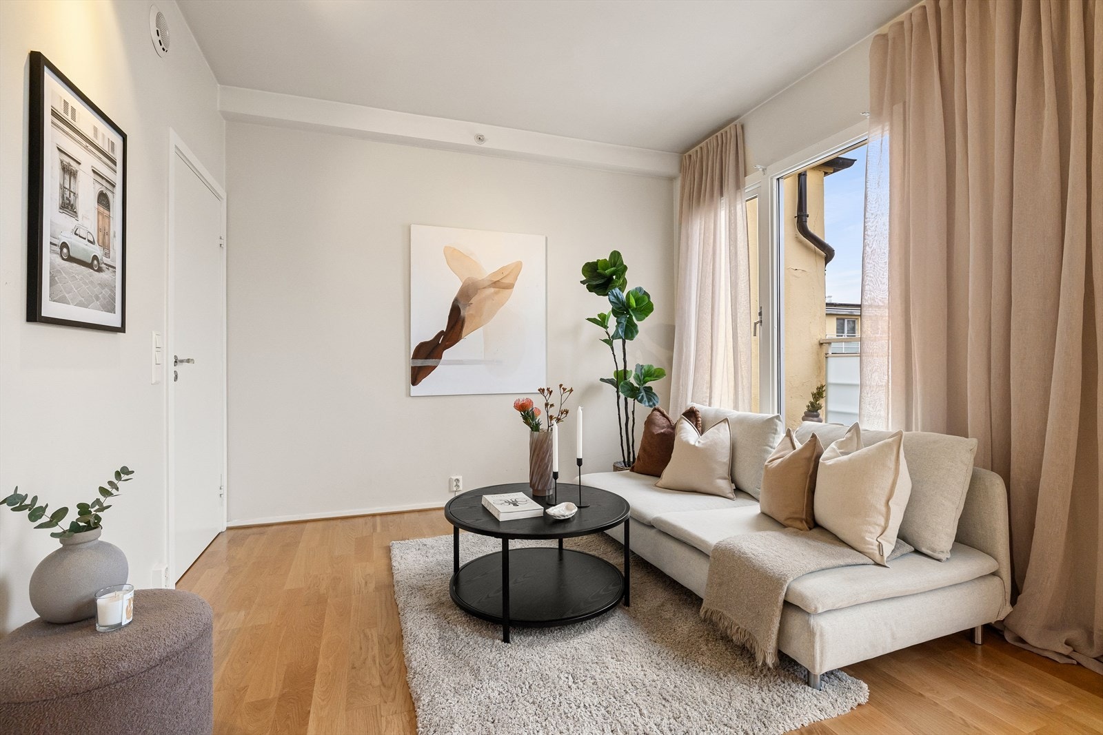 Stuen er lys og innbydende med store vindusflater, tidsriktige overflater og utgang til balkong. Galleribilde