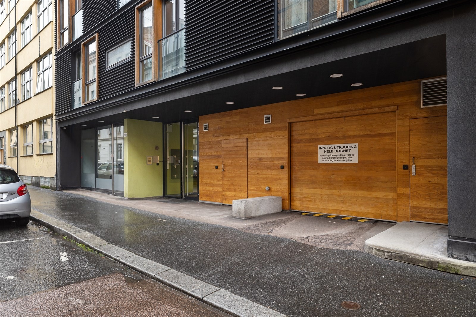 Det er eget garasjeanlegg under bygget som er organisert som et eget parkeringssameie, Wessel Parkeringssameie. Det er mulig å leie parkeringsplass etter gjeldende pris og ventelister. Galleribilde