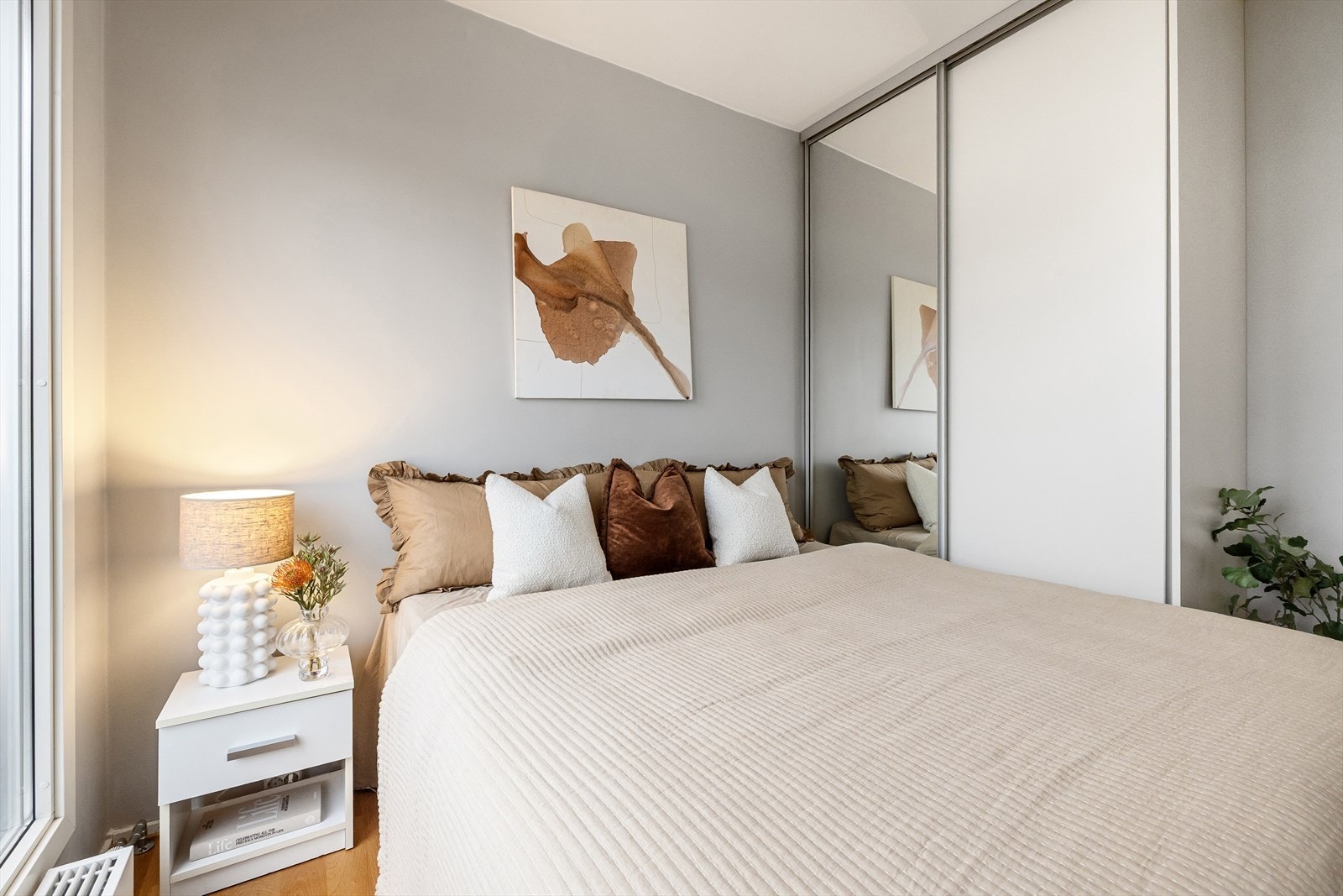 Det er godt med lagringsplass i skyvedørsgarderobe. Galleribilde