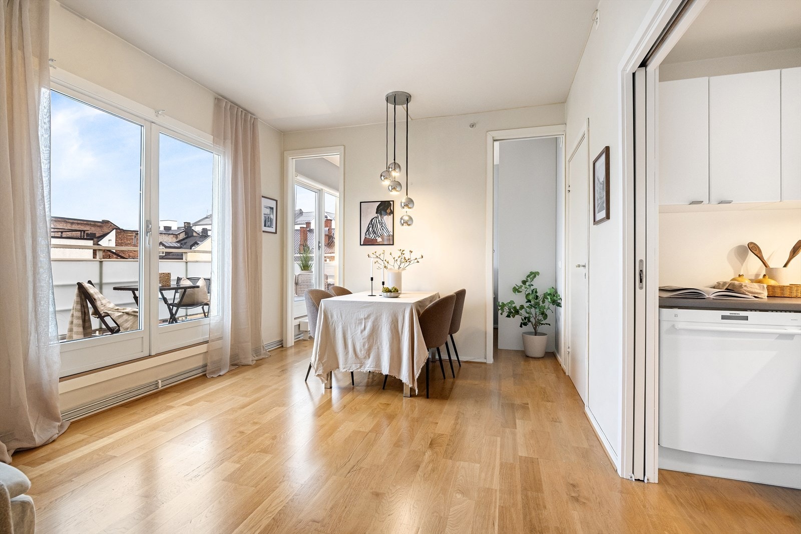 Det er god plass til stort spisebord i tilknytning til kjøkkenet. Galleribilde