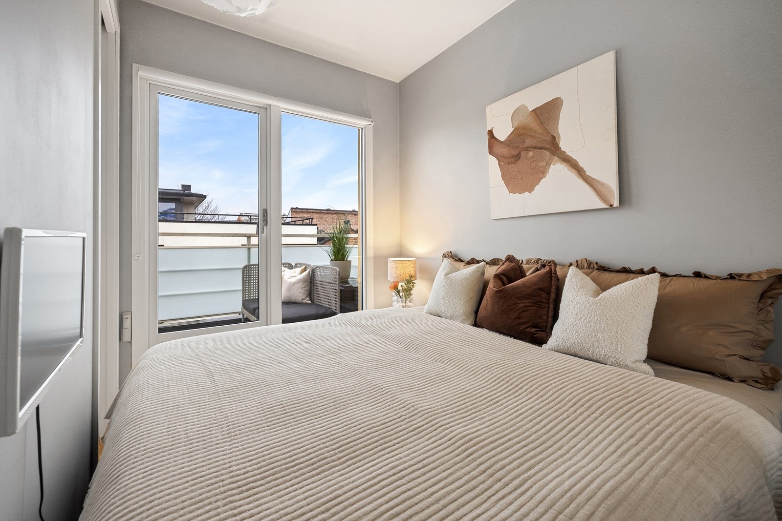 Leiligheten har et lyst og innbydende soverom. Galleribilde