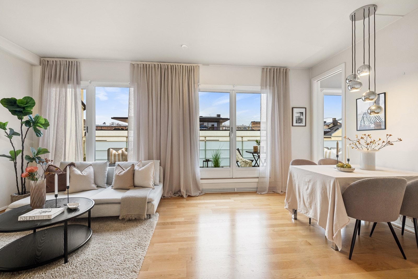 Store vindusflater langs hele stueveggen og god takhøyde (2,7m) gir en usedvanlig lys og romslig følelse i leiligheten. Galleribilde