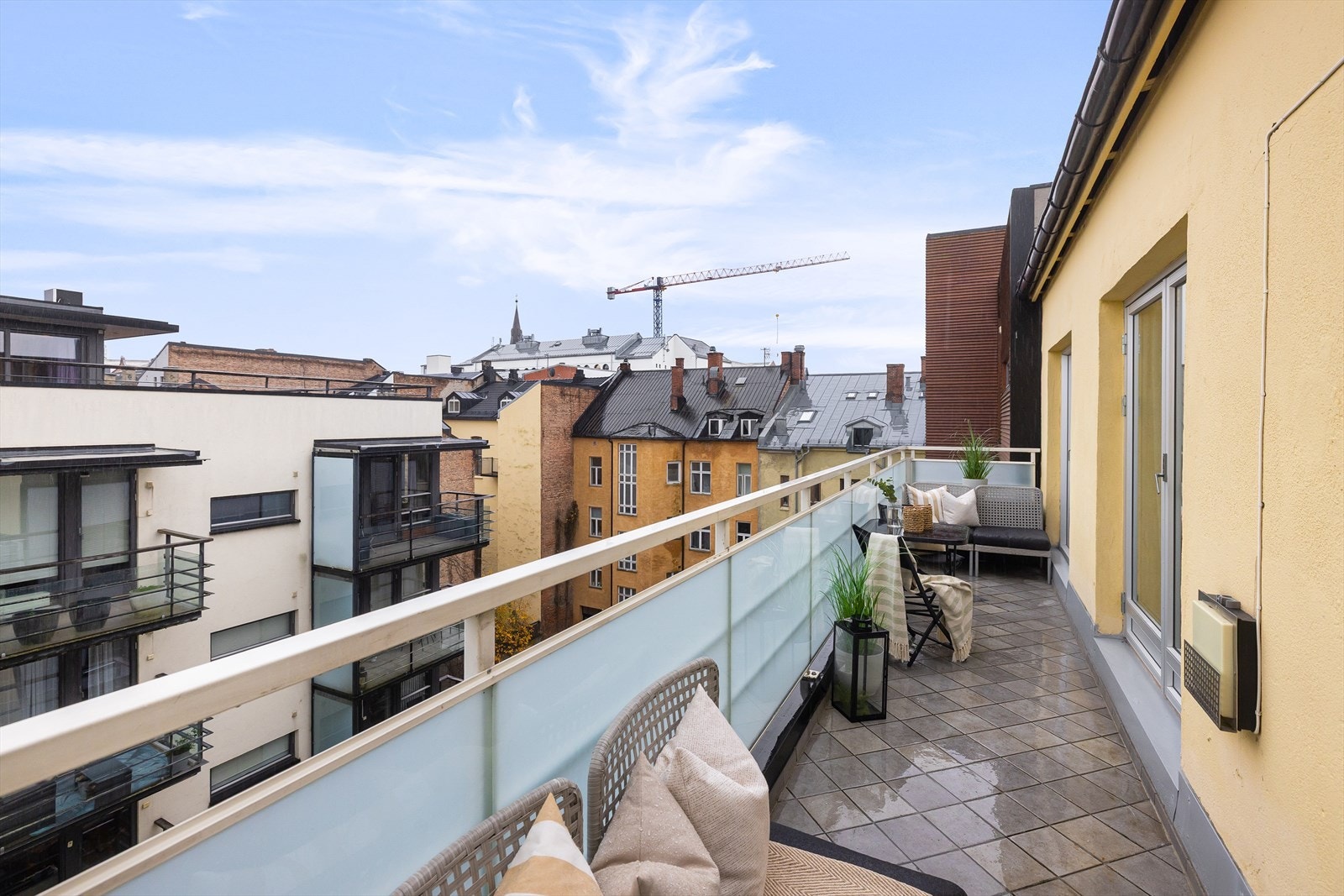 En lys og pen 2-roms toppleilighet med stor balkong, heisadkomst og attraktiv beliggenhet. Galleribilde