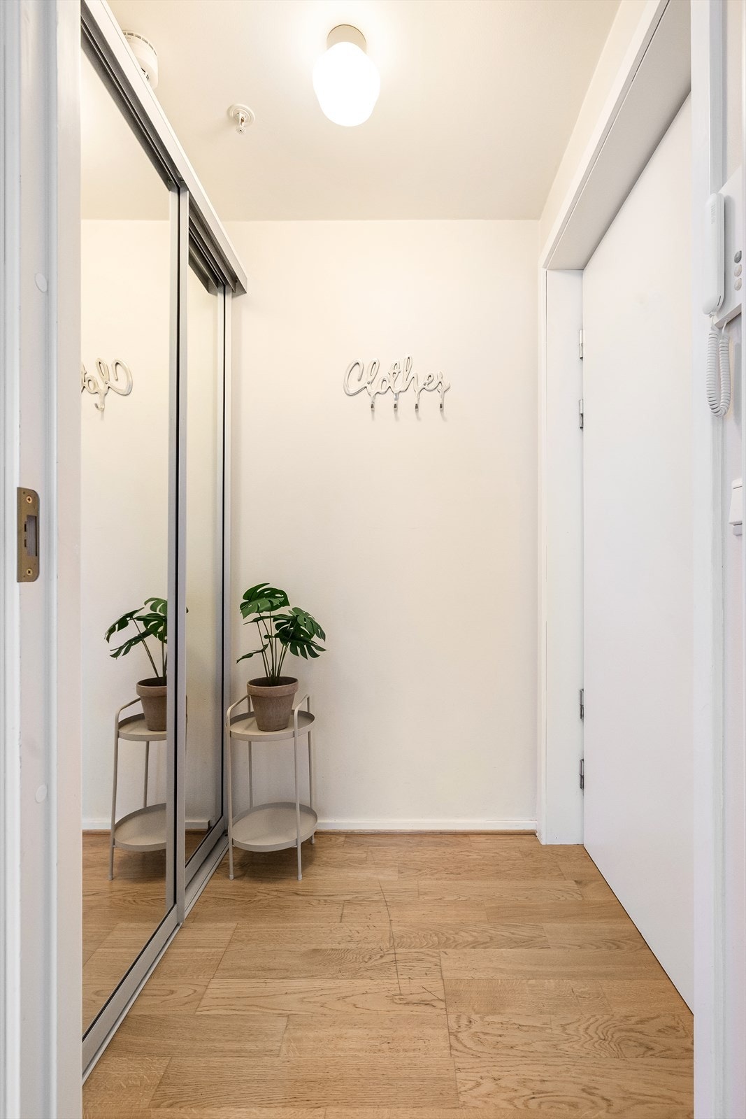 Velkommen inn! Det er plass til oppbevaring av sko og yttertøy i skyvedørsgarderobe samt plass til knagger og skohylle. Galleribilde