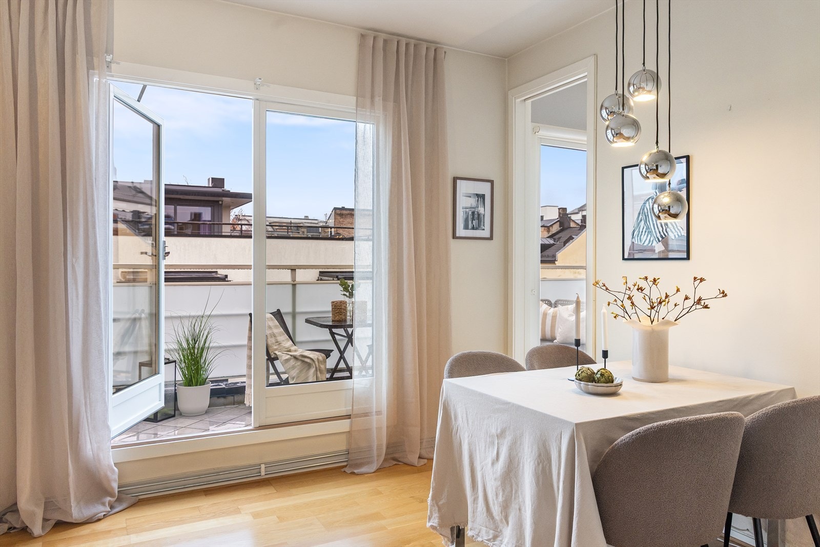 Her bor du høyt og fritt i byggets 6. etasje, uten sjenerende innsyn. Galleribilde