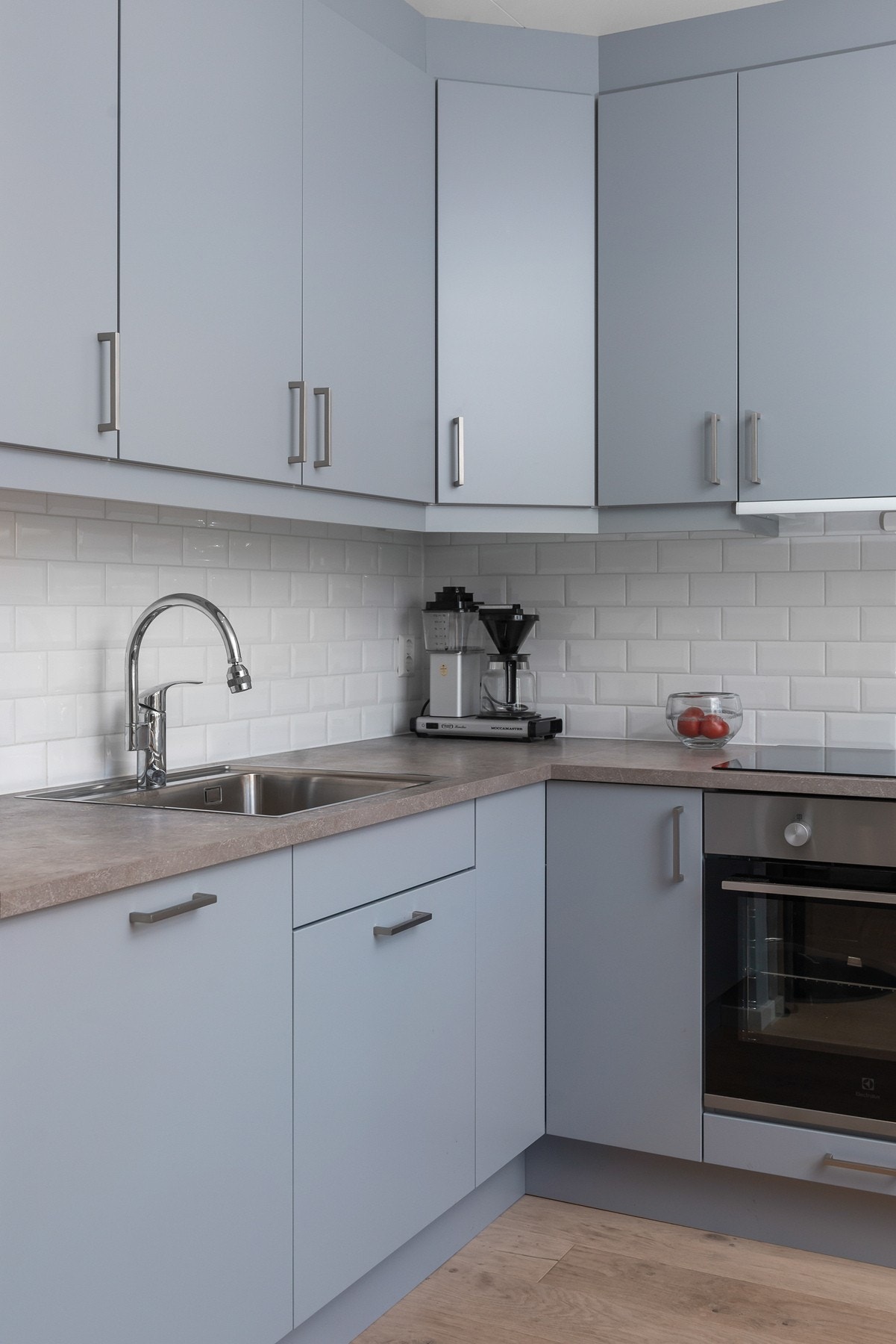 Kjøkkenbenken er i laminat med god plass til matlaging, og den er utstyrt med en nedfelt stålvask og ettgreps armatur. Galleribilde