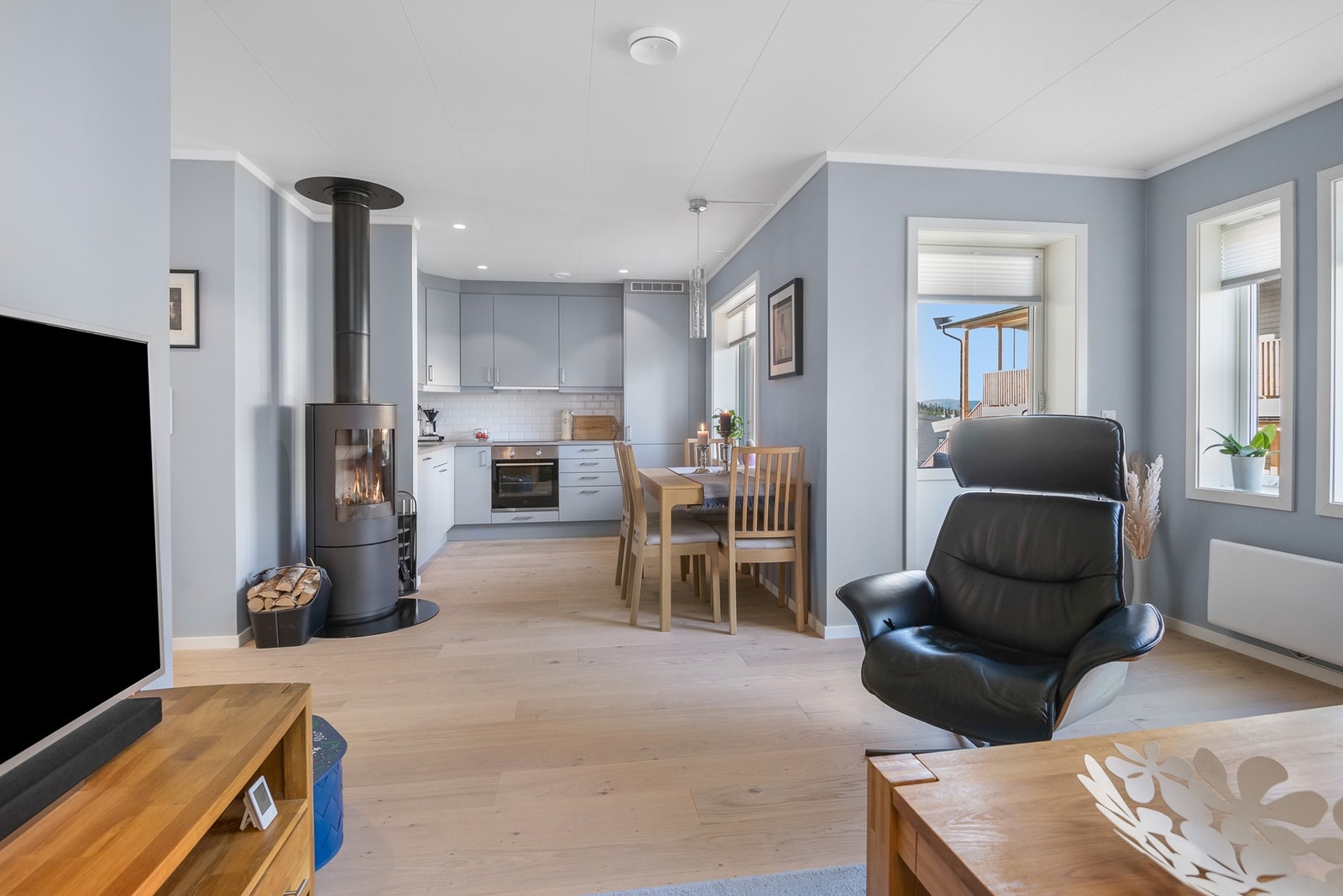 Stuen og kjøkkenet ligger i åpen løsning og gir en luftig romfølelse, forsterket av store vindusflater som slipper inn rikelig med naturlig lys. Galleribilde