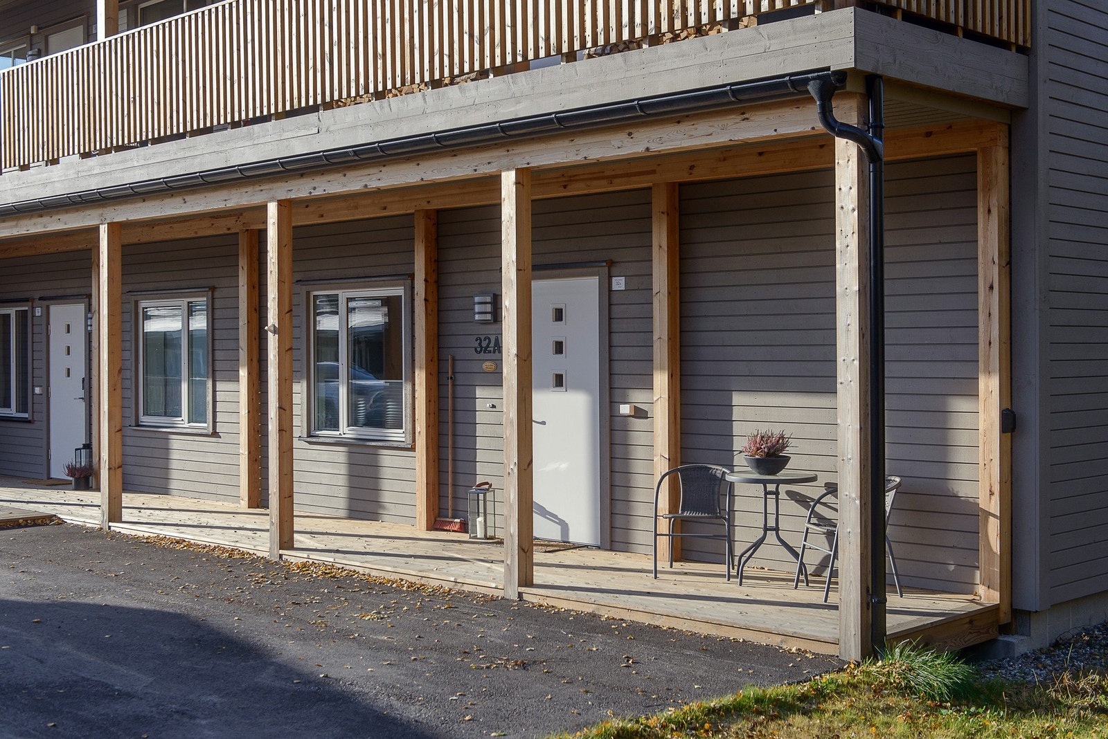 Ved inngangspartiet finner du en overbygd platting/terrasse hvor morgenkaffen kan inntas. Galleribilde