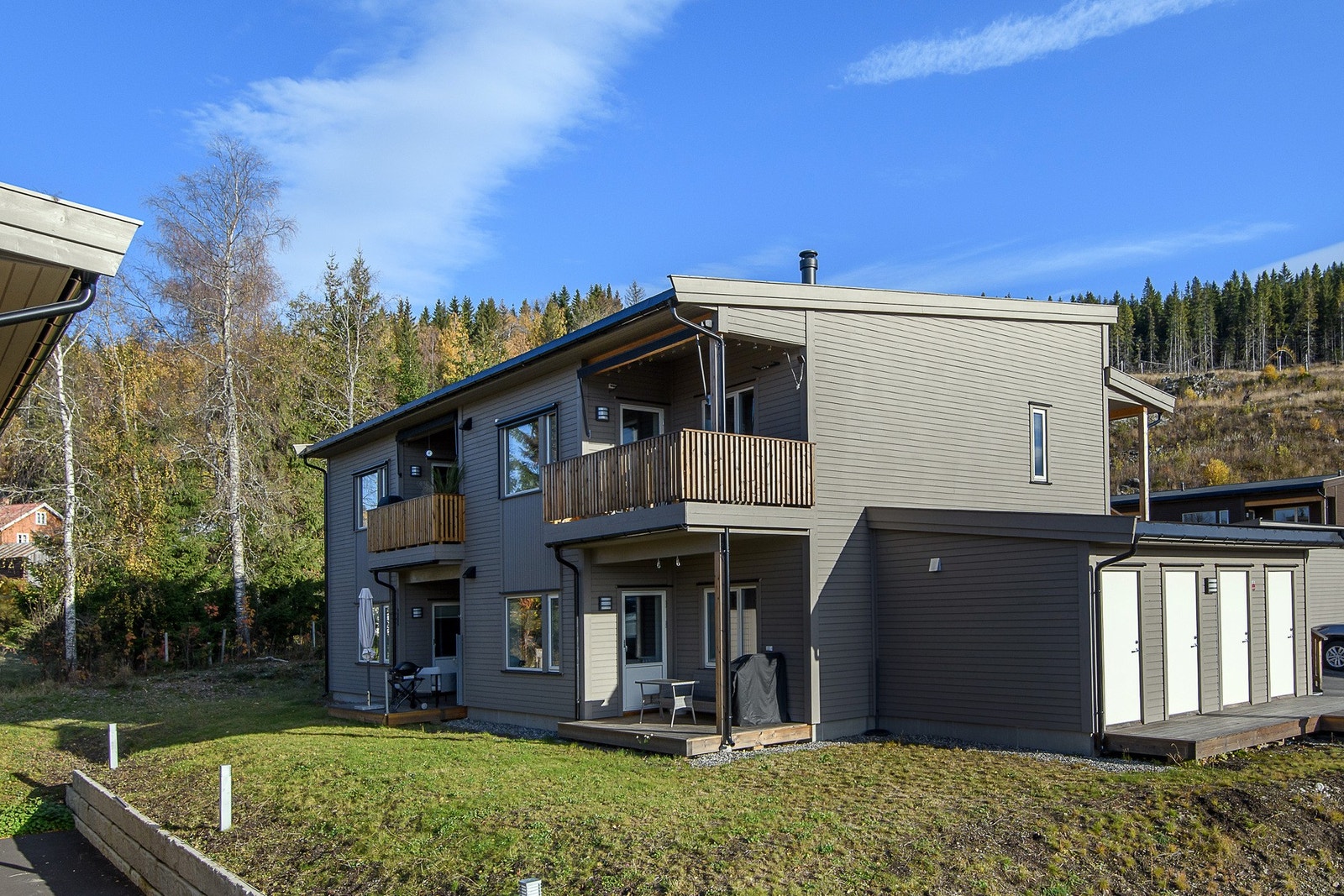 Trivelige uteområder på tomten. Stille og rolig beliggenhet. Galleribilde