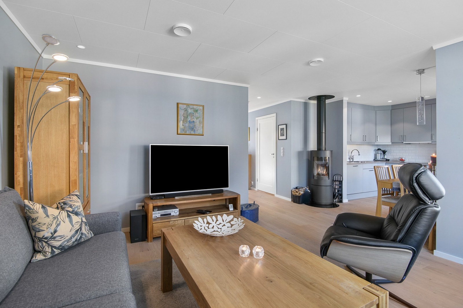 Stuen har god plass til både sofagruppe og TV-løsning. Galleribilde