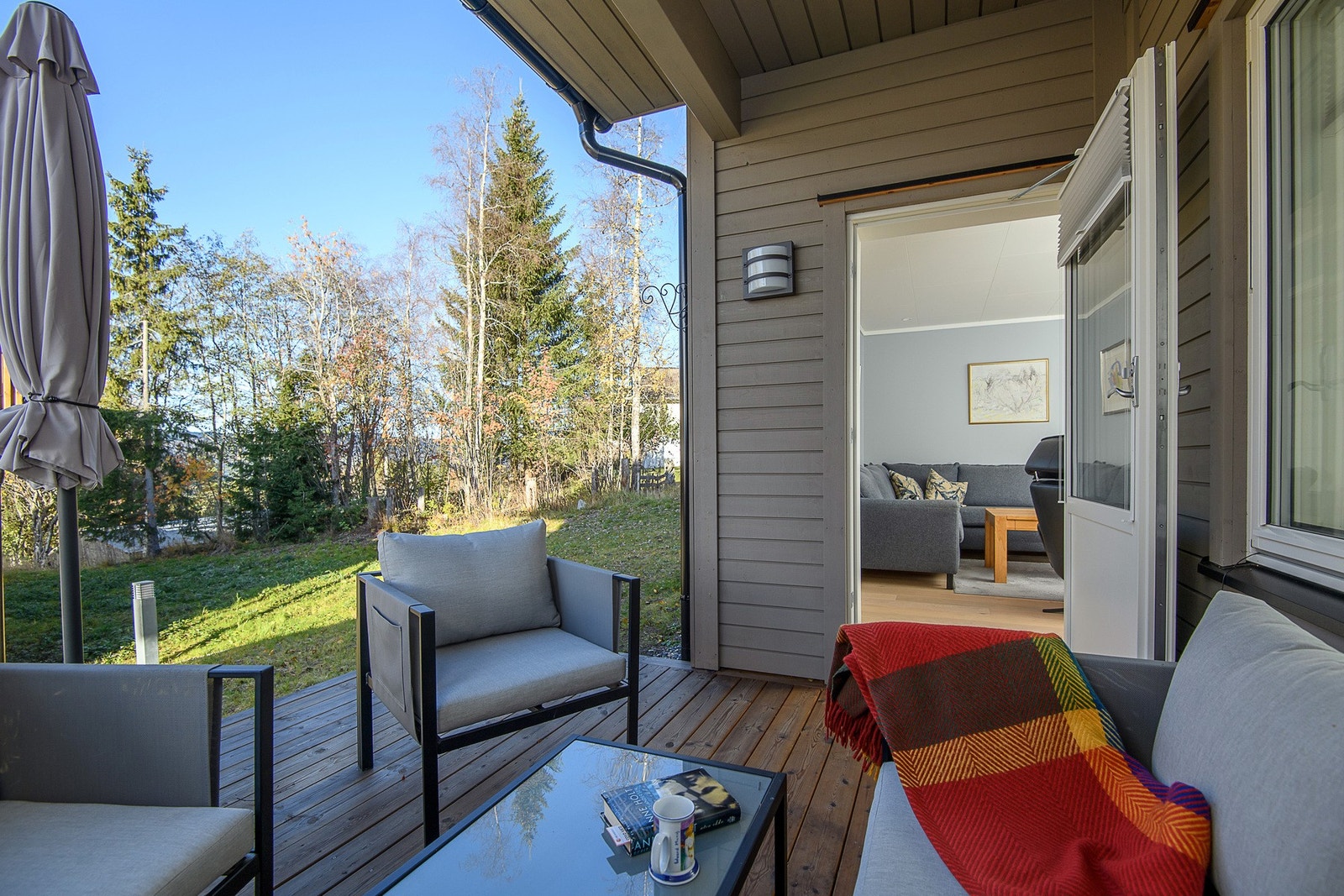 Terrassen med utgang fra stuen er en fin forlengelse av oppholdsrommet i sommerhalvåret. Galleribilde
