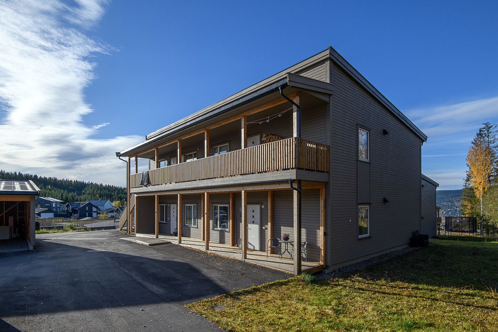 4-mannsbolig med to etasjer med en moderne fasade i grått. Leiligheten ligger i 1. etasje. Galleribilde