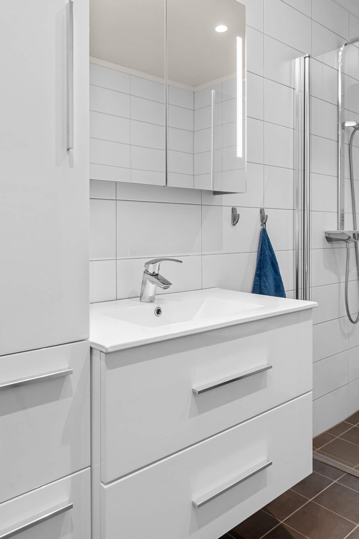 Badet har flislagt gulv med varmekabler og fliser på veggene Galleribilde