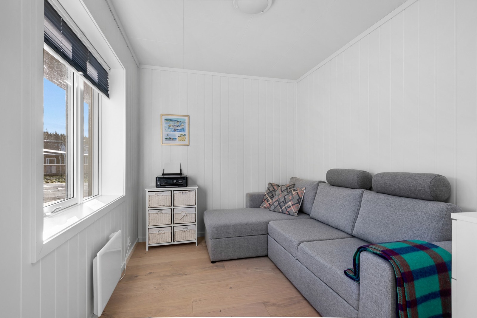 Det andre soverommet er et praktisk og fleksibelt rom som i dag benyttes som kombinert gjesterom og TV-stue. Galleribilde