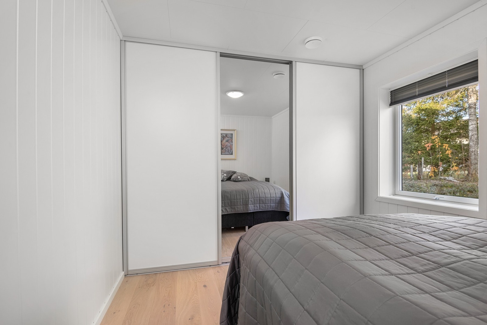 Hovedsoverommet har god oppbevaringsplass i den integrerte skyvedørsgarderoben med speilfronter. Galleribilde