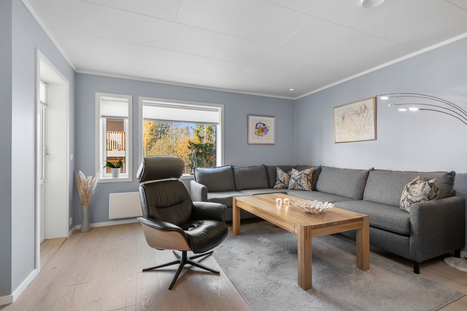 Stuen er enkel å innrede med plass til sofa og tilhørende møbler. Galleribilde