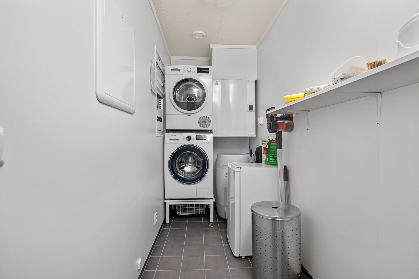 Vaskerommet har opplegg for både vaskemaskin og tørketrommel som begge medfølger, samt en varmtvannsbereder på 120 liter. Galleribilde