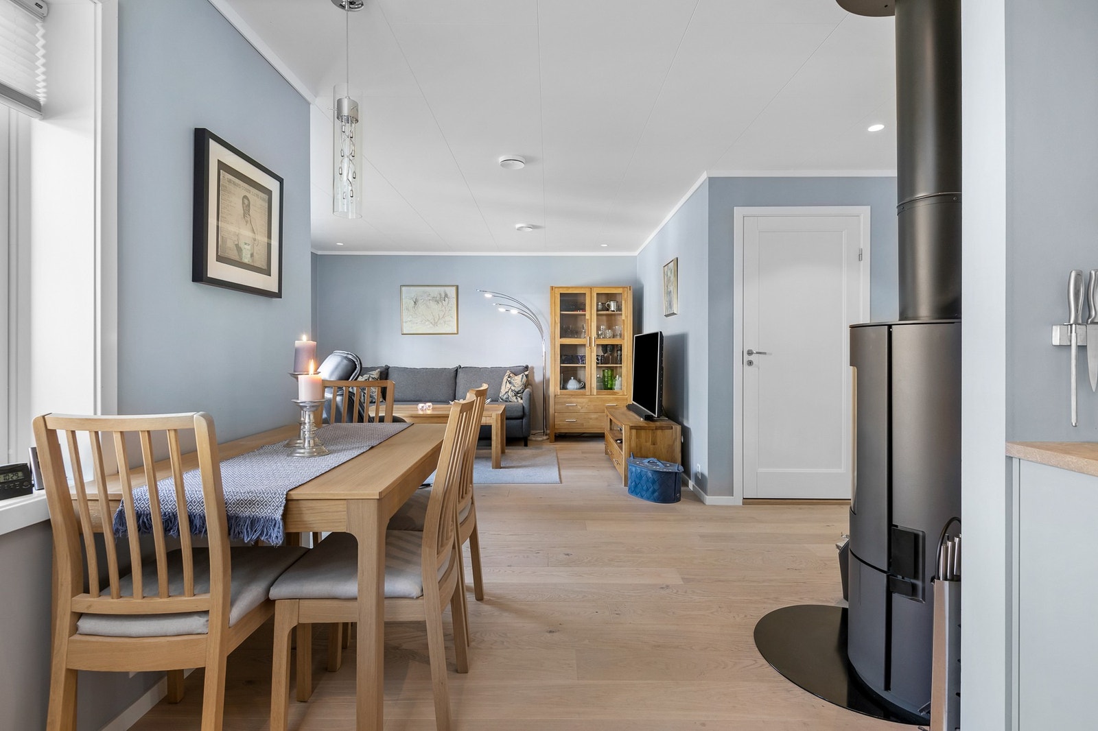 Her kan god mat og koselig utsikt nytes fra kjøkkenbordet. Galleribilde