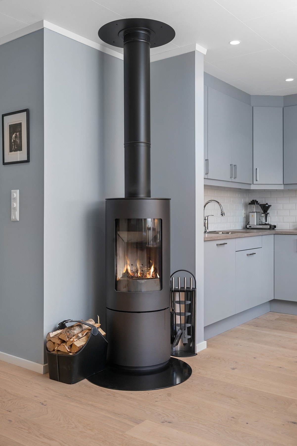 Stilren vedovn tilknyttet stålpipe gir både varme og en lun stemning på kalde vinterkvelder. Galleribilde