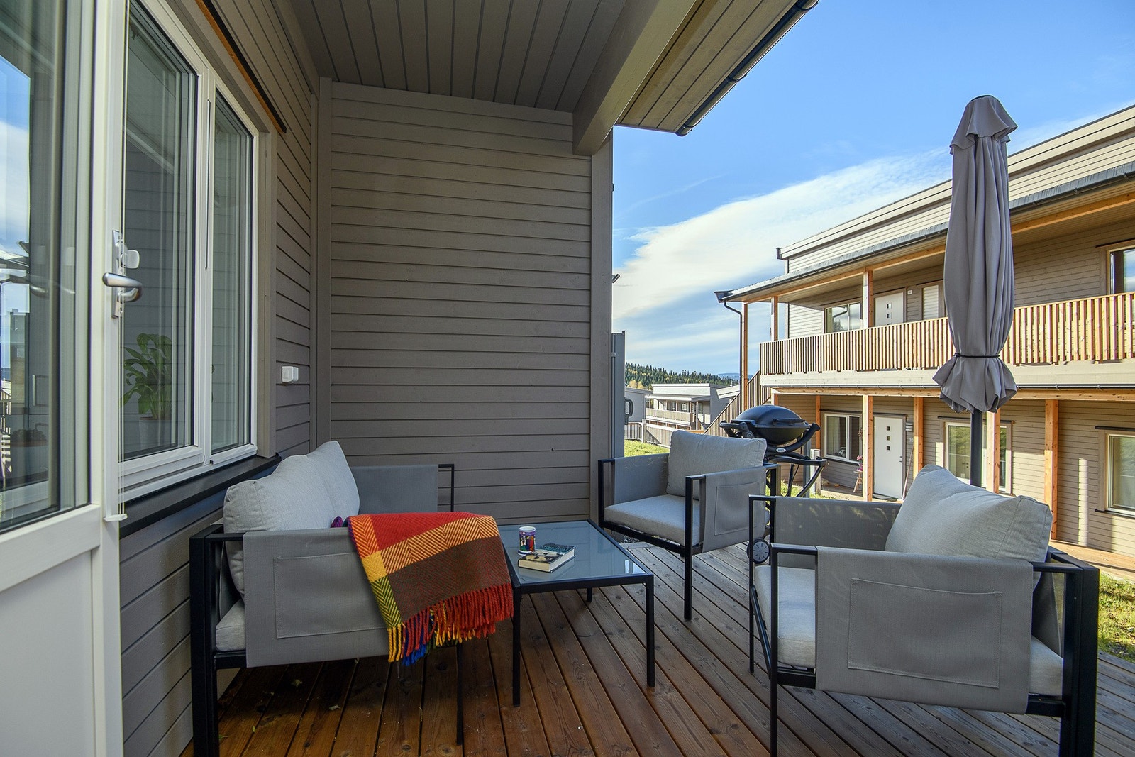 Leiligheten har hyggelige uteplasser på begge sider av bygget. Galleribilde