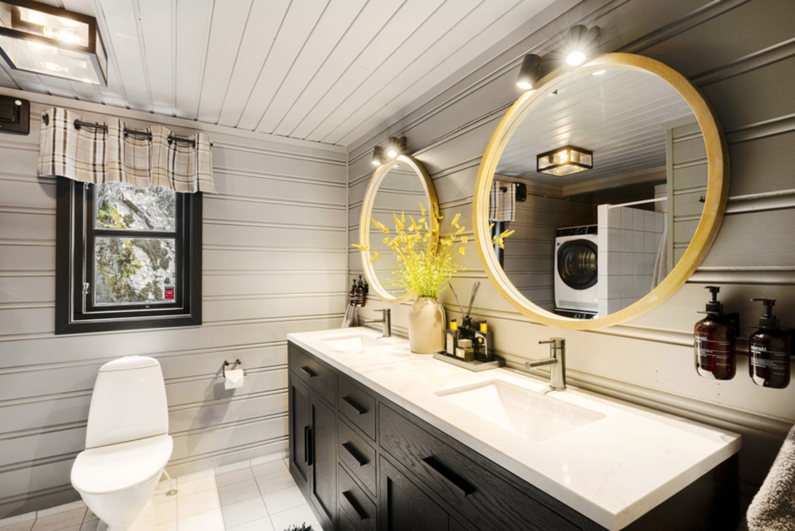 Badet fikk et ansiktsløft med ny baderomsinnredning i 2022. Rommet har toalett, dusjnisje, vaskemaskin og tørketrommel. Galleribilde