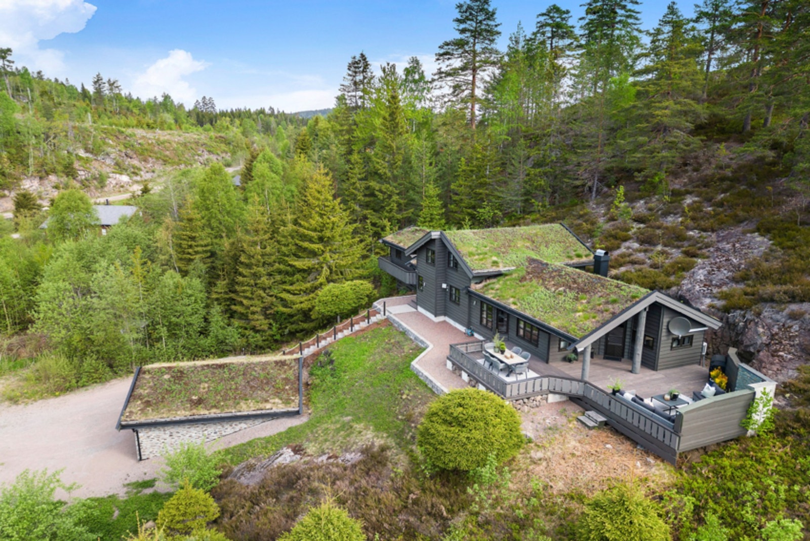 Beliggenheten er naturskjønn, høy og solrik. Galleribilde