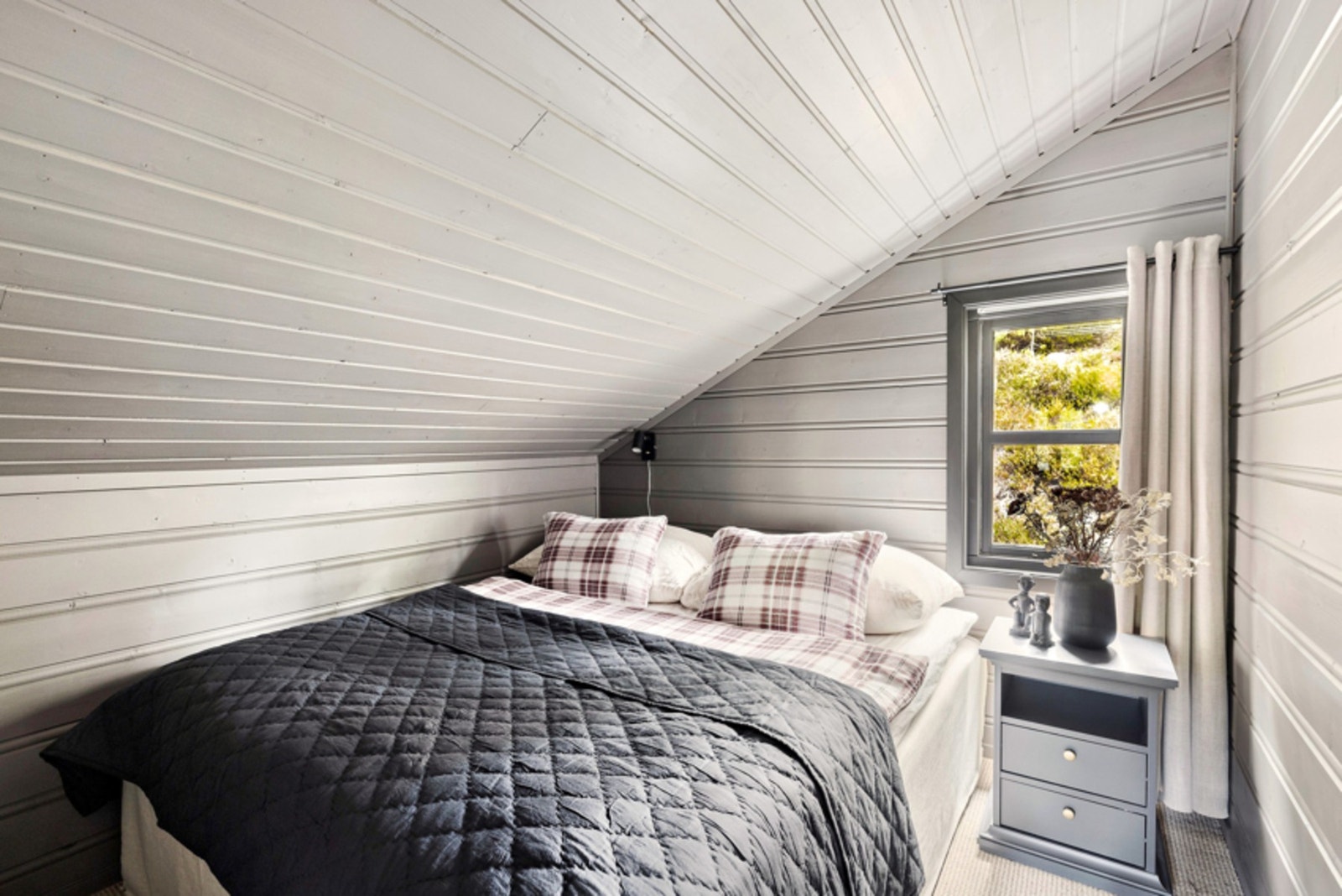 Soverommene i loftsetasjen har begge plass til dobbeltseng. Galleribilde