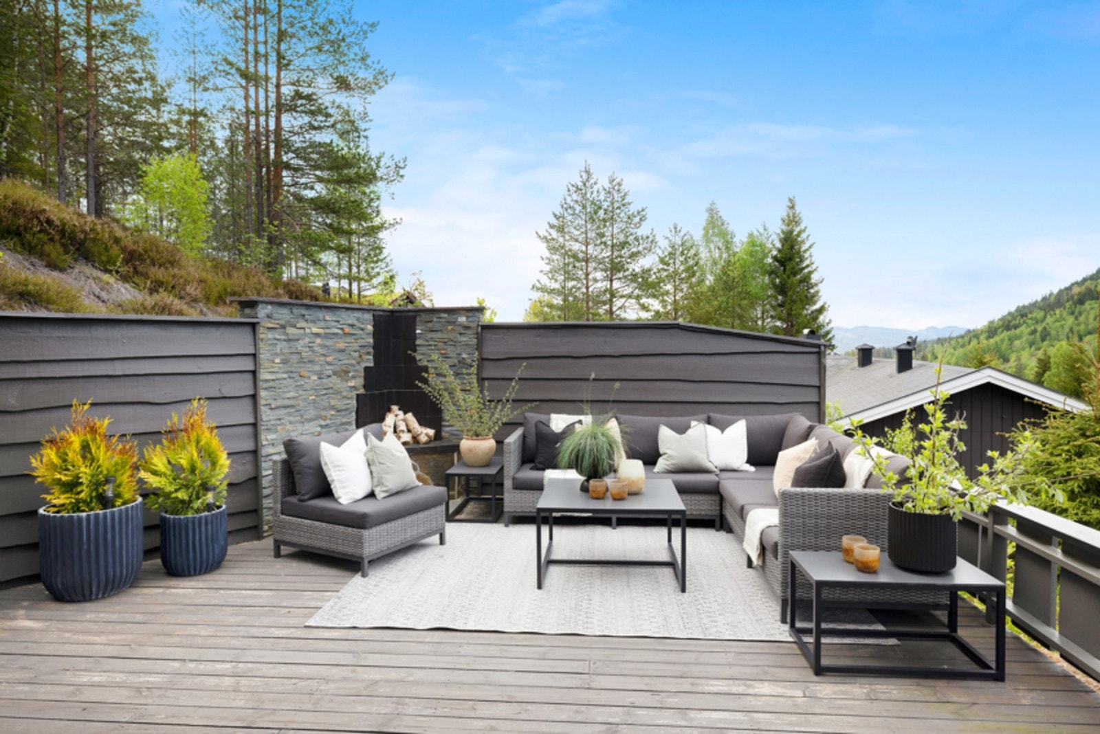 Terrassen er skjermet for direkte innsyn, men har fin utsikt. Galleribilde