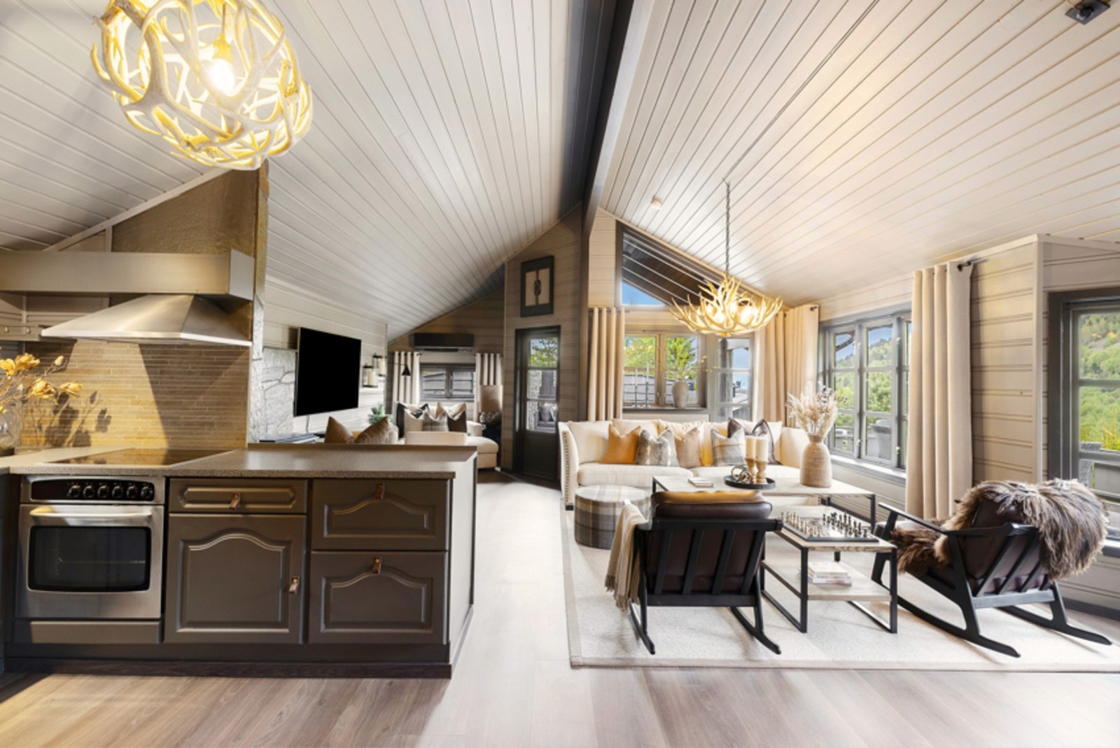 Hytta ble innvendig pusset opp i 2022, med vellykket resultat. Gulv er lagt med enstavs laminat og panelet er malt. Galleribilde