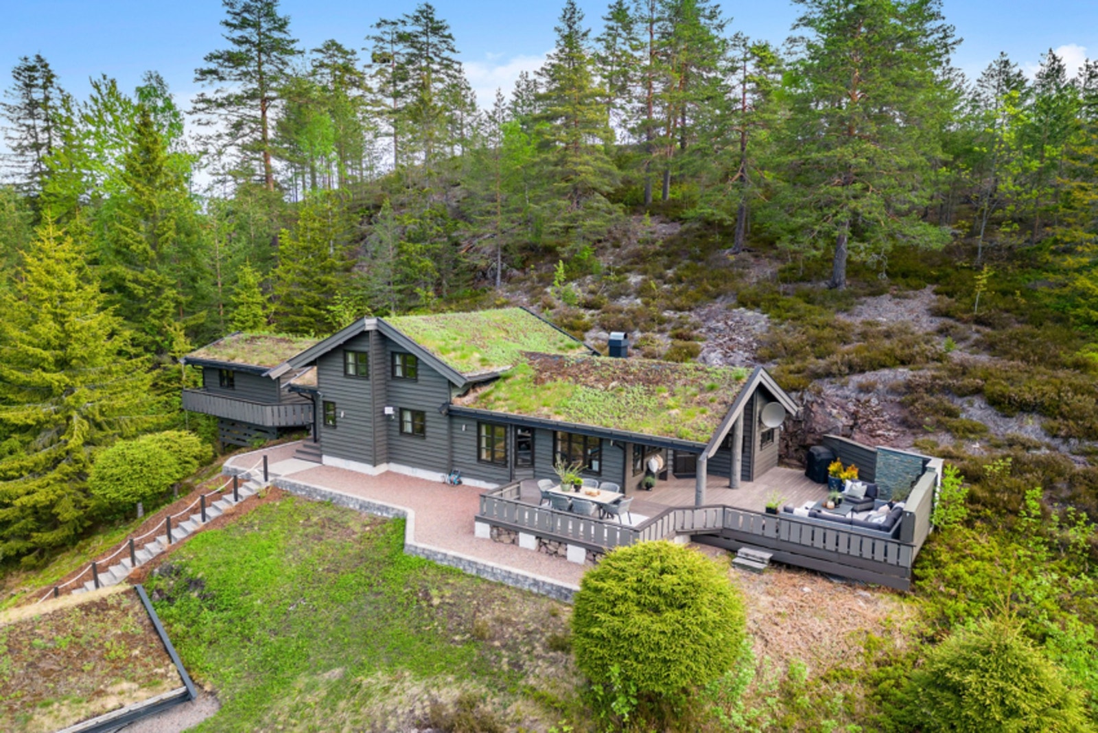 Hytta er oppført i tradisjonell stil med torvtak og villmarkspanel. Galleribilde