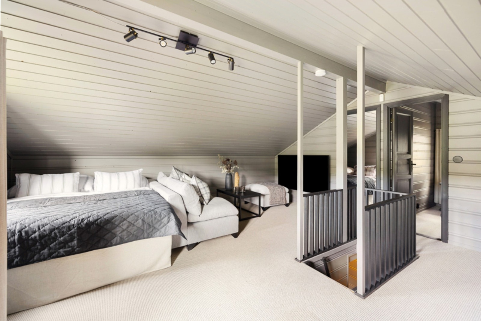 Loftsstua har heldekkende gulvteppe. Galleribilde