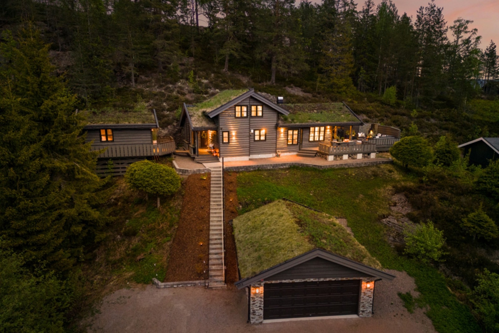 Hytta har torvtak omringet av skog og natur. Nydelige uteplasser og garasje. Galleribilde