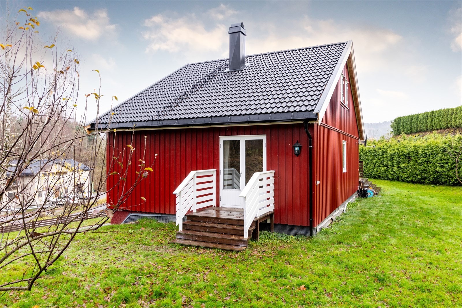 Uteområdene har et stort brukspotensial med god anledning for å innrede ulike soner. Her kan en flytte seg etter solen eller danne områder med fin skygge på varme sommerdager. Galleribilde