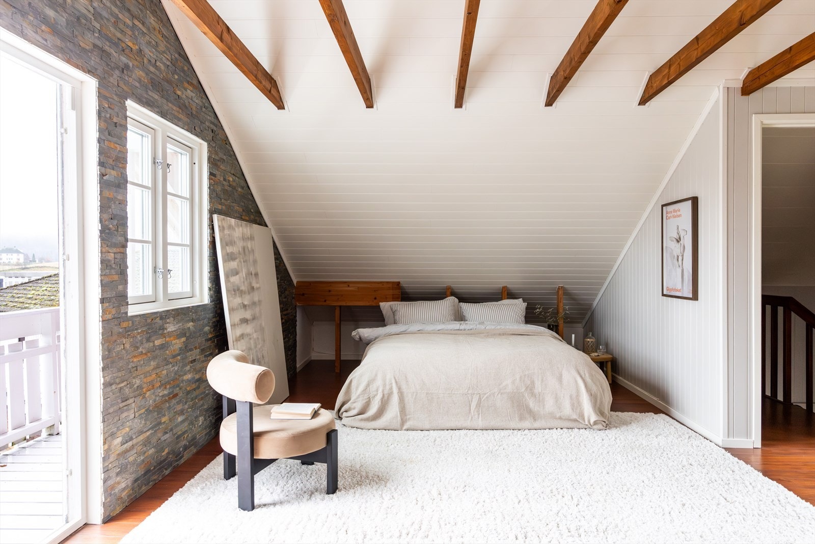 Det opplyses at dette rommet er inntegnet som uinnredet loft på mottatte bygningstegninger fra Holmestrand kommune. Rommet er ikke omsøkt for benyttelse slik det er innredet per i dag. Dette blir eventuelt kjøpers ansvar å bringe i orden. Galleribilde